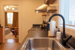 Refrigerador, microondas, lavavajillas y cafetera y tetera 