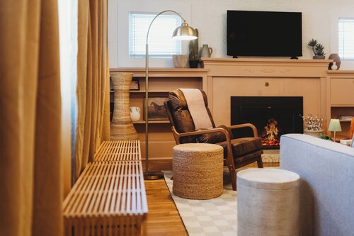 Cozy Santa Fe–inspired 2BR retreat with queen beds, sofa sleeper, soaking tub, fireplace, and large fenced backyard. Great location near Medford, Jacksonville wineries, and Ashland.
