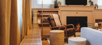 Cozy Santa Fe–inspired 2BR retreat with queen beds, sofa sleeper, soaking tub, fireplace, and large fenced backyard. Great location near Medford, Jacksonville wineries, and Ashland.