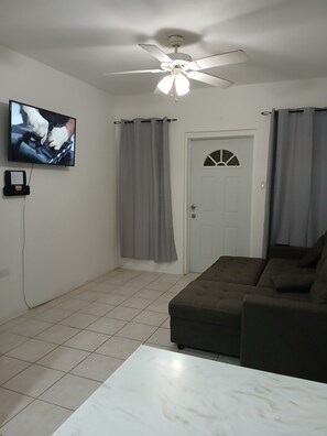 Smart TV - 2 Bedroom Apartment with Car (Betty Estate)