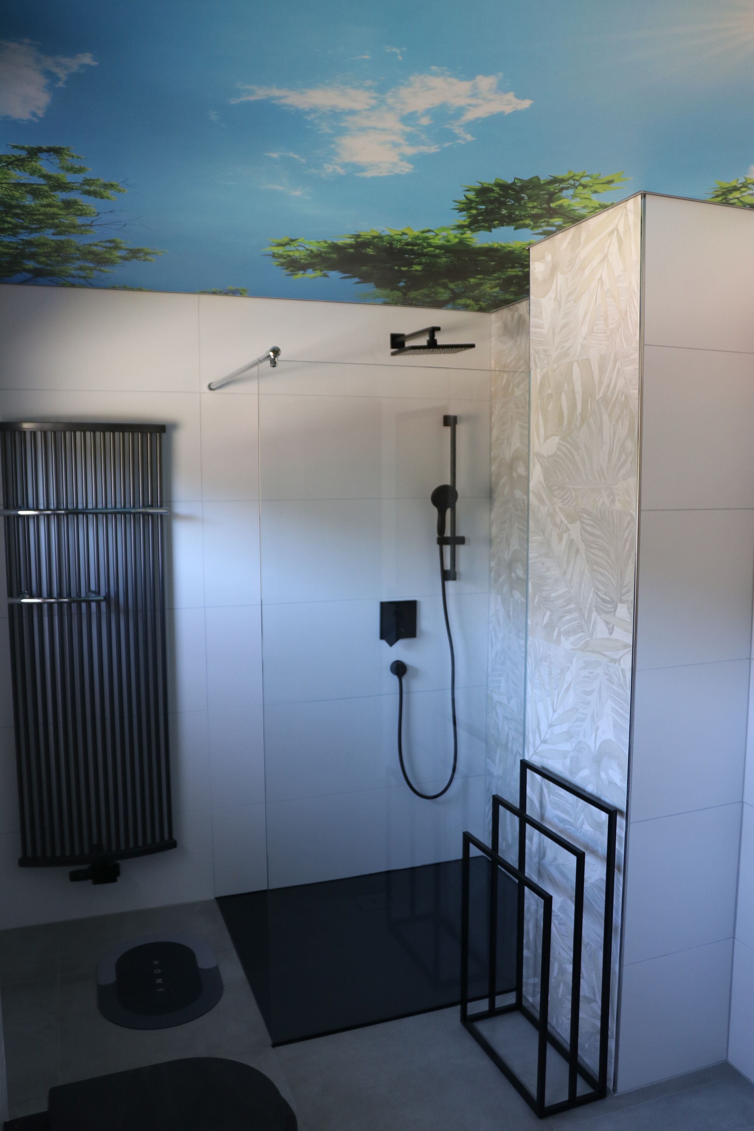 Douche, sèche-cheveux, serviettes fournies, savon
