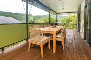 Outdoor dining - Curlew Cove | Relaxed Coastal Living (Jubilee Pocket)