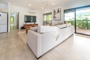 TV - Curlew Cove | Relaxed Coastal Living (Jubilee Pocket)