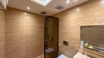 Douche, chaussons, serviettes fournies, savon
