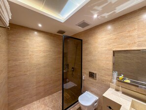 Douche, chaussons, serviettes fournies, savon