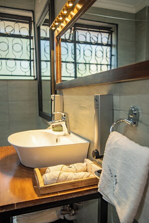 Bathroom - Superior Room with Balcony and Garden Views in Gigiri, Cozy Stead Garden House (Nairobi)