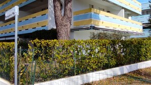 Un estacionamiento de varios pisos con un cartel que indica 'Passeggiata al Mar'.