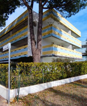 A multi-story parking garage with a sign indicating 'Passeggiata al Mar'. - Bright flat with terrace (Bibione)