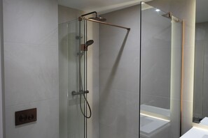 Shower, hair dryer, towels - 1st Floor Luxury 2-bed Apt, Sleeps 6 (St. Andrews)