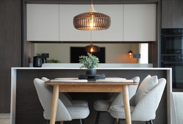 Dining - 1st Floor Luxury 2-bed Apt, Sleeps 6 (St. Andrews)