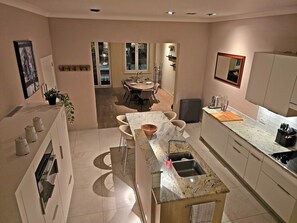 Fridge, microwave, oven, dishwasher - GuestHouse Groenplaats (Antwerpen)