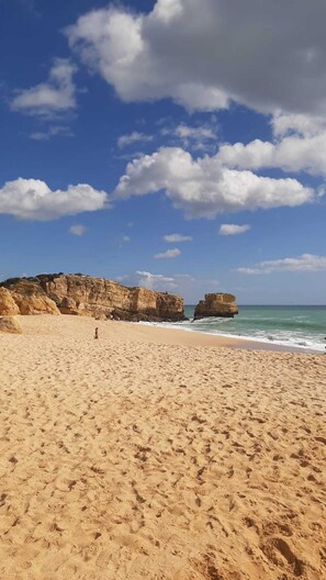 En la playa y camastros 