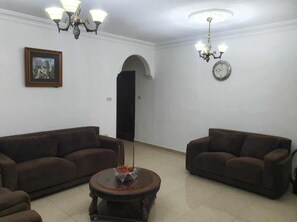 Living area - Noor Apartment 3-bedroom apartment in enchanting Amman with comfort (Amman)