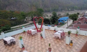 Outdoor dining - Domukha pali ghar  (Shivasatakshi)