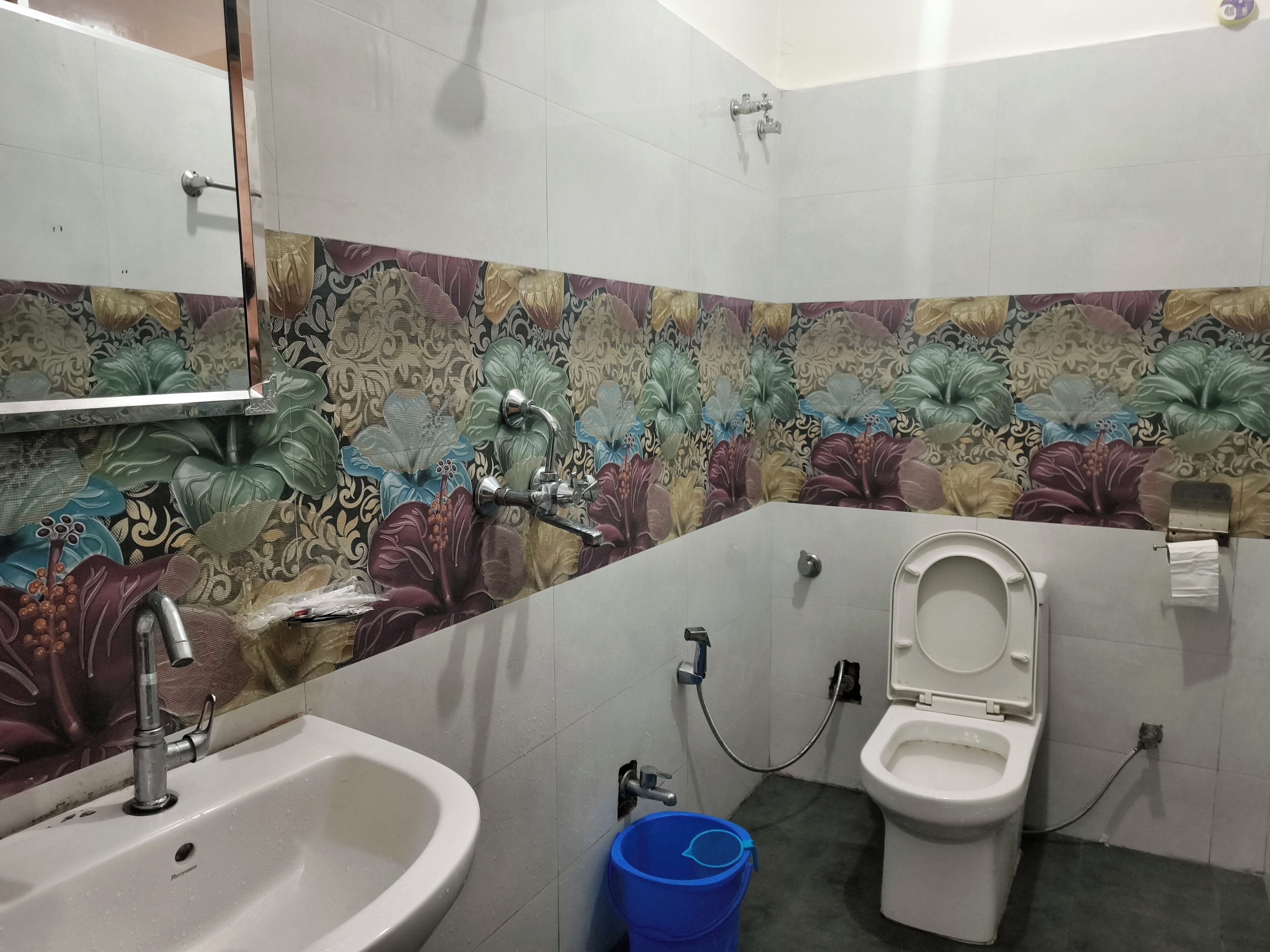 Uma casa de banho com lavatório, sanita e chuveiro.