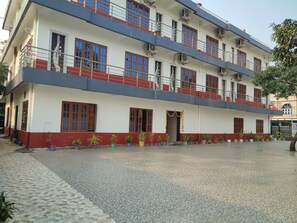 Exterior - Domukha pali ghar  (Shivasatakshi)