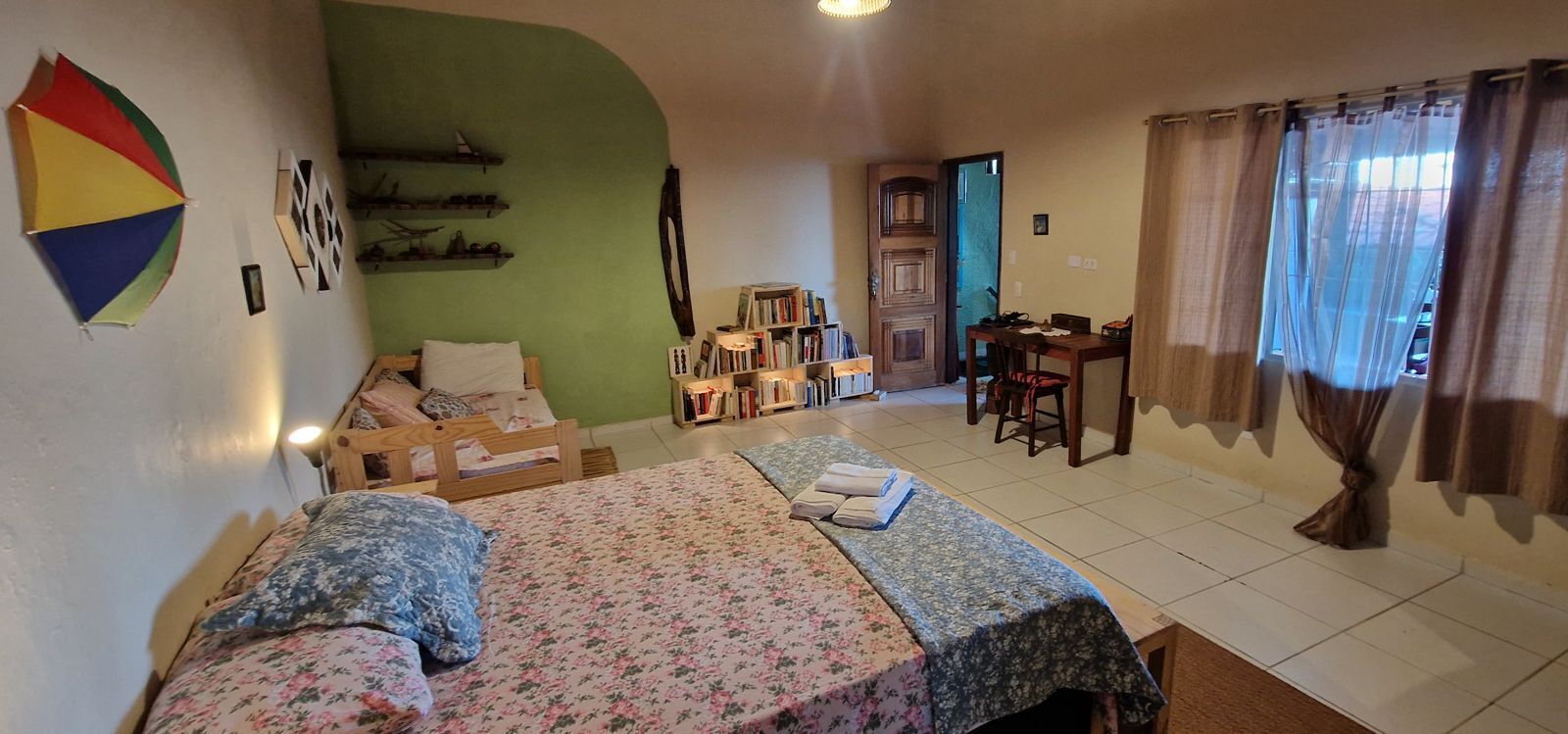 Une chambre à coucher avec un lit, un bureau et une bibliothèque.