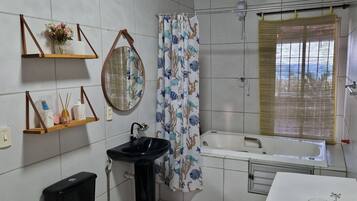 Banheira de hidromassagem, toalhas de banho, sabonete, papel higiênico