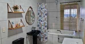 Baignoire à jets, serviettes fournies, savon, papier toilette