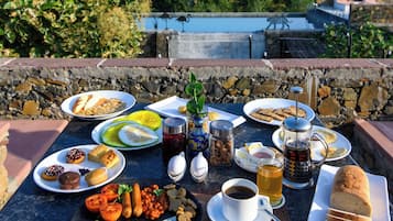 2 restaurants; breakfast, lunch, and dinner served