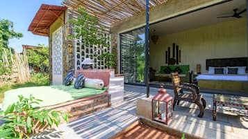 Deluxe Cabin, 1 Queen Bed, Private Bathroom, Courtyard View | Terrace/patio