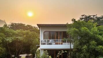 Luksushuvila, 1 keskisuuri parisänky, oma kylpyhuone, näköala puutarhaan | Ulkopuoli