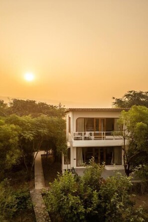 Luksushuvila, 1 keskisuuri parisänky, oma kylpyhuone, näköala puutarhaan | Ulkopuoli