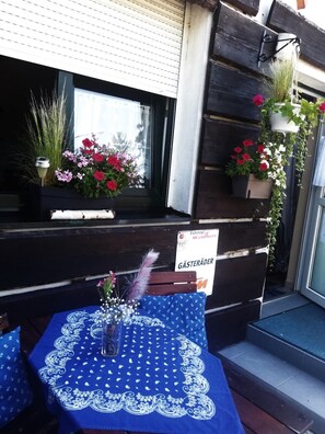 Outdoor dining - Vrbo Property (Frauenkirchen)