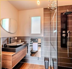 A modern bathroom with a vanity, mirror, and shower. - Villa Amadieu · Détente, confort et sérénité, aux portes de Genève (Collonges)