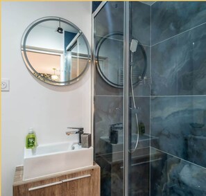 Shower, hair dryer - Chez Carole I Studio I Annemasse (Annemasse)
