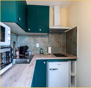 Microwave, oven, coffee/tea maker, electric kettle - Chez Carole I Studio I Annemasse (Annemasse)