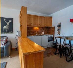 Fridge, microwave, oven, coffee/tea maker - Chez Damien I Studio I Morzine (Morzine)
