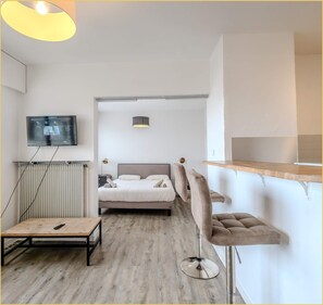 Iron/ironing board, WiFi, bed sheets - L'Étoile I Studio I Plein centre de Thonon (Thonon-les-Bains)