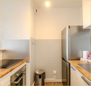 Refrigerador, microondas, horno y cafetera y tetera 