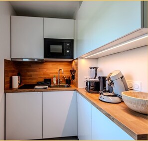 Kühlschrank, Mikrowelle, Wasserkocher mit Kaffee-/Teezubehör