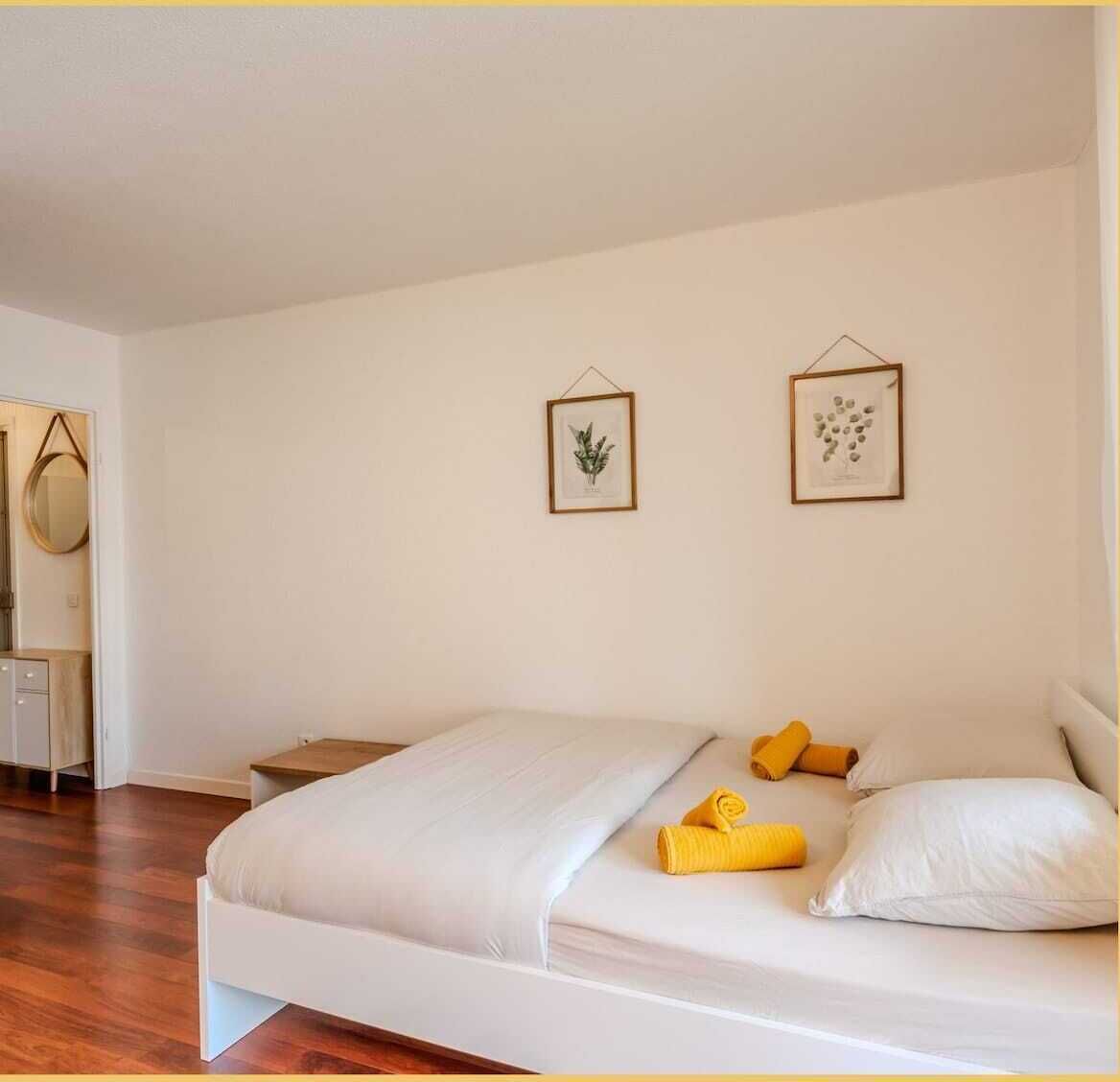 Iron/ironing board, WiFi, bed sheets