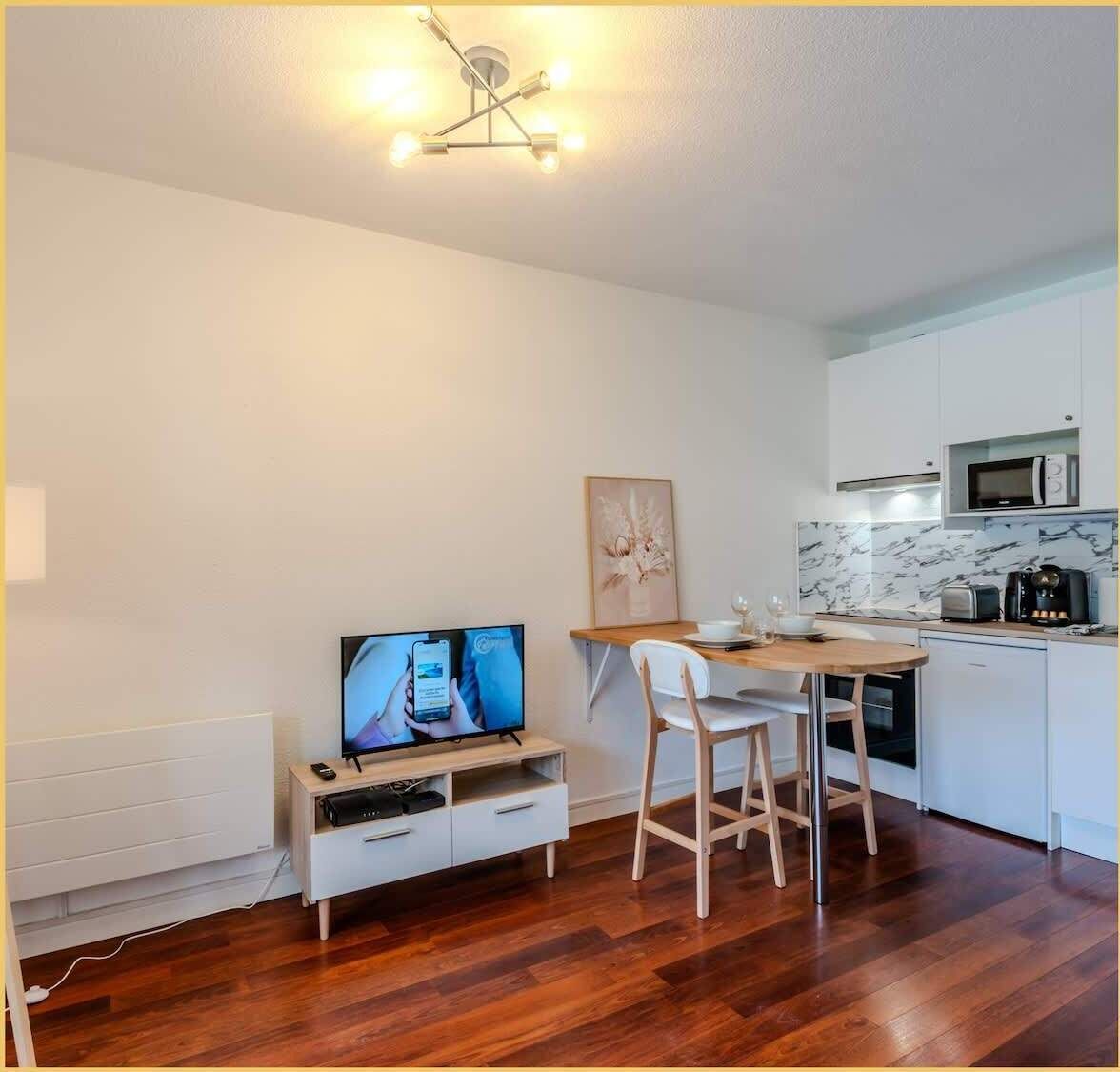Microwave, oven, coffee/tea maker, electric kettle