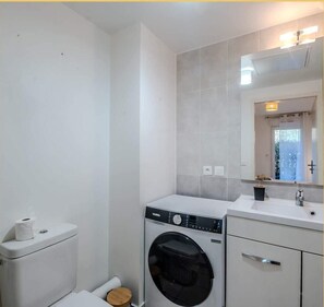 Shower, hair dryer, towels - L'Ermitage I T2 I Thonon (Thonon-les-Bains)