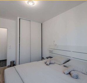2 habitaciones, tabla de planchar con plancha, wifi y ropa de cama 