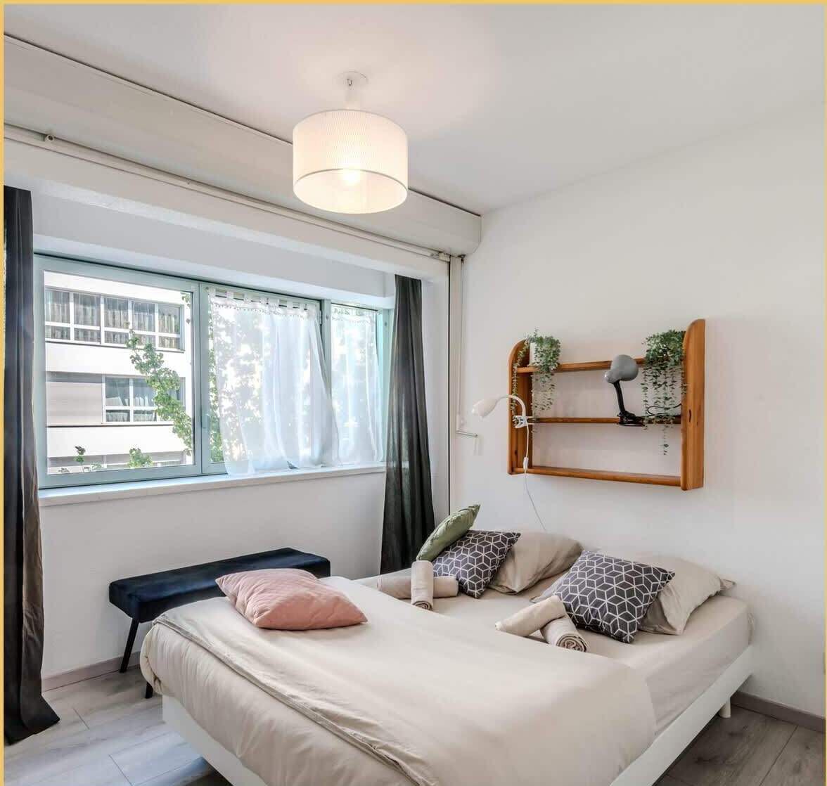 Iron/ironing board, WiFi, bed sheets