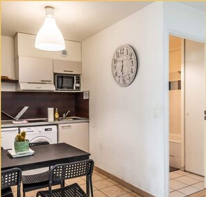 Microwave, oven, coffee/tea maker, electric kettle - Confortable T2 I Annemasse (Annemasse)