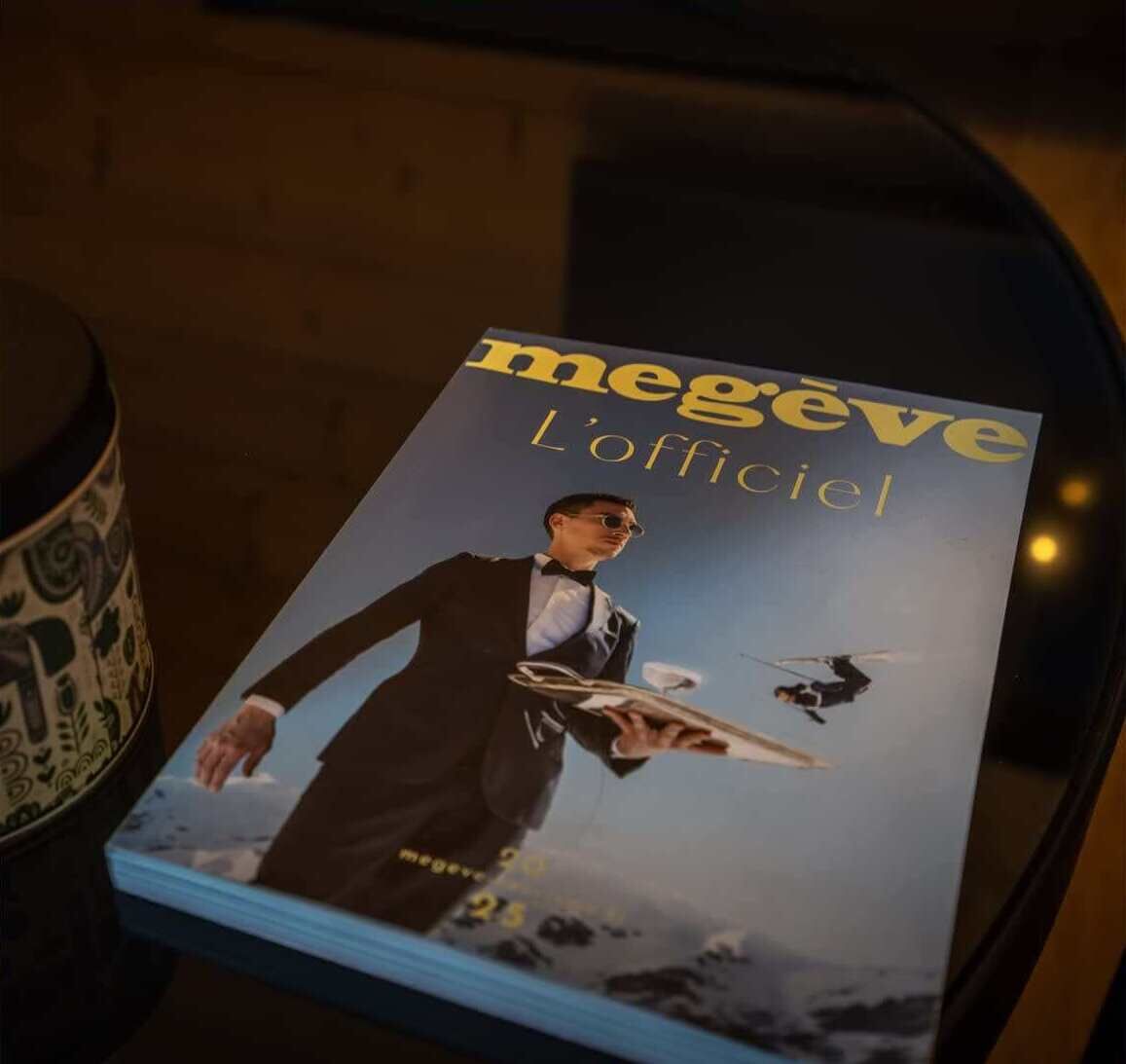 Una revista titulada 'Megève L'officiel' sobre una mesa.