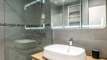 Douche, sèche-cheveux, serviettes fournies