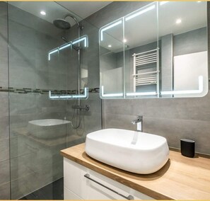 Shower, hair dryer, towels