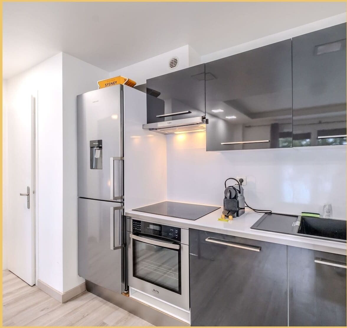 Kühlschrank, Mikrowelle, Ofen, Wasserkocher mit Kaffee-/Teezubehör