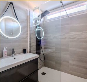 Shower, hair dryer - Chez Pierre I Studio I Thonon (Thonon-les-Bains)