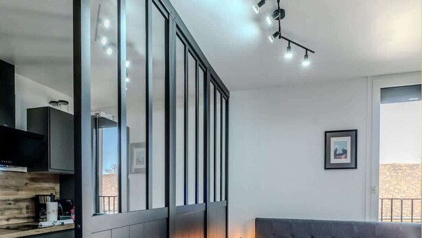 Une chambre moderne avec un grand lit, une table de chevet et une armoire intégrée.