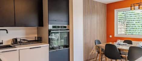 Coffee/tea maker, fridge, microwave, oven