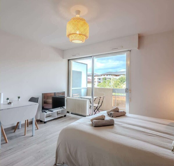 Iron/ironing board, WiFi, bed sheets