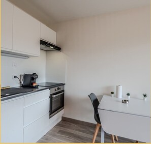 Fridge, microwave, oven, coffee/tea maker
